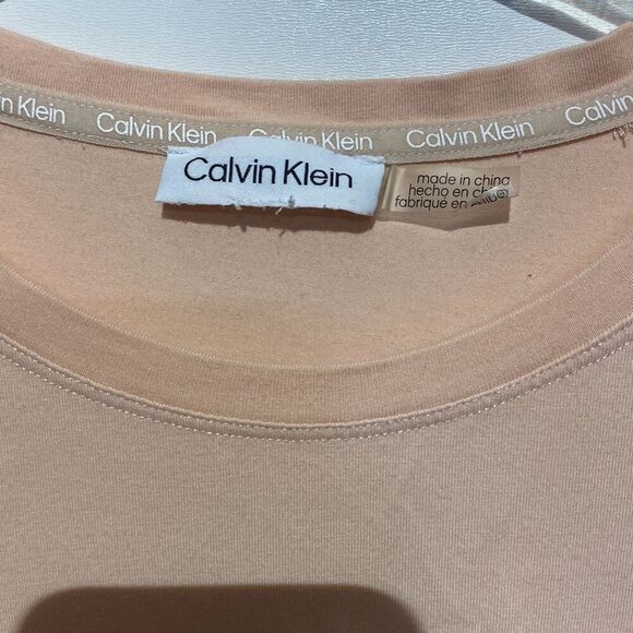 Calvin Klein Jeans, styled with a classic crew neckline and relaxed fit glitter - Picture 3 of 8